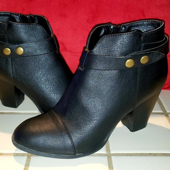 AMERICAN EAGLE BKACK FAUX LEATHER CHIC & SLEEK STYLISH ANKLE BOOTS 8 - Picture 6 of 8